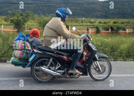 THAILAND, 1. Oktober 2023, Ein Mann fährt Ein Motorrad mit einem Beiwagen auf einer lokalen Straße Stockfoto