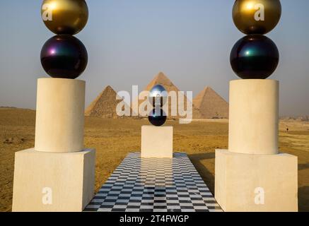 Kairo, Ägypten. 29. Oktober 2023. Ein Blick auf das Kunstwerk „Horizon“ des argentinischen Künstlers Pilar Zeta, der zusammen mit anderen Künstlern aus der ganzen Welt an der Ausstellung teilnimmt. „Forever Is Now“ ist die erste und einzige Ausstellung zeitgenössischer Kunst, die auf dem UNESCO-Weltkulturerbe der 4500 Jahre alten Pyramiden von Gizeh stattfindet. Quelle: Dimitris Aspiotis/Alamy Stockfoto