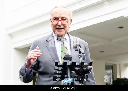 Washington, Usa. 30. Oktober 2023. Chuck Schumer (D-NY) sprach mit Reportern im Weißen Haus in Washington, DC. Quelle: SOPA Images Limited/Alamy Live News Stockfoto