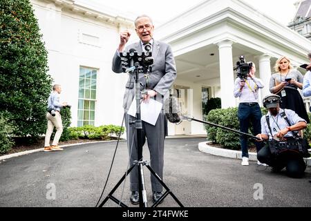 Washington, Usa. 30. Oktober 2023. Chuck Schumer (D-NY) sprach mit Reportern im Weißen Haus in Washington, DC. Quelle: SOPA Images Limited/Alamy Live News Stockfoto