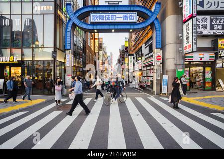 Tokio, Japan - 11. April 2023: Eingang zur Hauptstraße von Kabukicho mit nicht identifizierten Menschen. Kabukicho ist ein berühmtes Unterhaltungsviertel in Shin Stockfoto