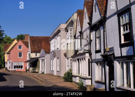 Dedham: Malte historische Gebäude entlang der High Street kurz nach Sonnenaufgang im Dorf Dedham, Essex, England Stockfoto