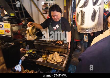 Tokio, Japan - 11. April 2023: Nachtszene in einer Straßenküche in Tokio, Japan, mit nicht identifizierten Menschen. Tokio hat eine berühmte Lebensmittelindustrie mit viel Stockfoto