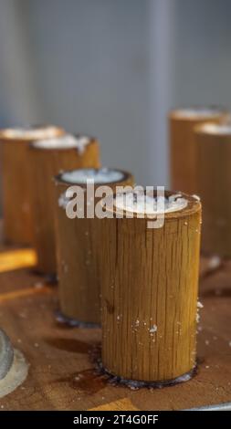 Putu-Kuchen ist ein traditionelles indonesisches Essen, das aus Reismehl, braunem Zucker und geriebenen Köpfen hergestellt wird und dann in Bambus gegart wird Stockfoto