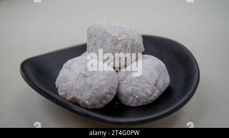 Moci oder Mochi ist ein Lebensmittel, das aus klebrigem Reismehl in einer runden Form hergestellt wird, gefüllt mit verarbeiteten Nüssen Stockfoto