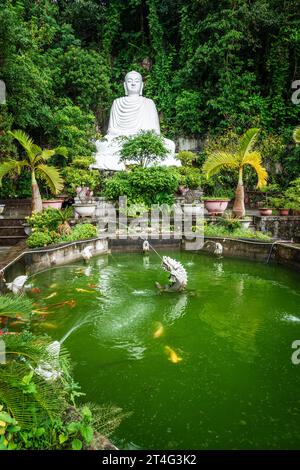 Ziergarten mit einer Buddha-Statue auf dem Marmorberg in Vietnam Stockfoto