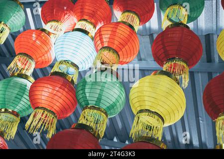 Bunte orientalische Lampions in einem Geschäft in Hue, Vietnam Stockfoto