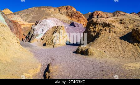 Wanderweg durch die vulkanischen Ablagerungen von Artists Palete im Death Vallley National Park in Kalifornien Stockfoto