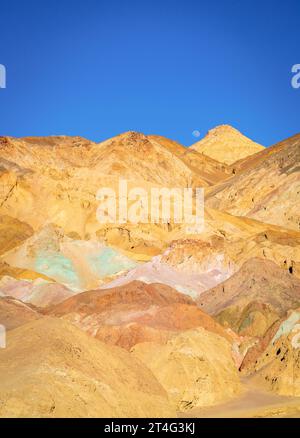 Malerischer Blick auf Artist Palette – Hügel, die mit bunten vulkanischen Ablagerungen bedeckt sind, im Death Valley National Park, Kalifornien Stockfoto
