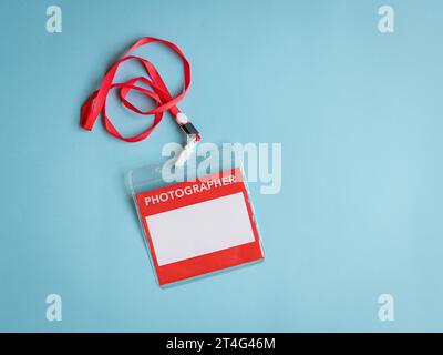 Lanyard für Fotografen auf blauem Hintergrund. Stockfoto