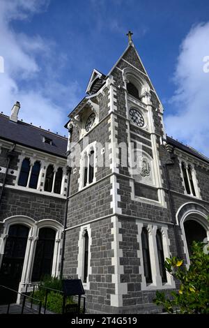 Der berühmte Uhrenturm wurde nach einem massiven Erdbeben im Christchurch Arts Centre New Zealand neu renoviert. Stockfoto