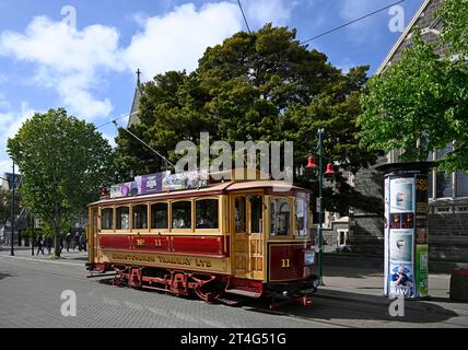 Christchurch, Neuseeland - 30. Oktober 2023; historische Straßenbahn vor dem Christchurch Arts Centre Clock Tower und Ernest Rutherford Rooms, Neuseeland Stockfoto