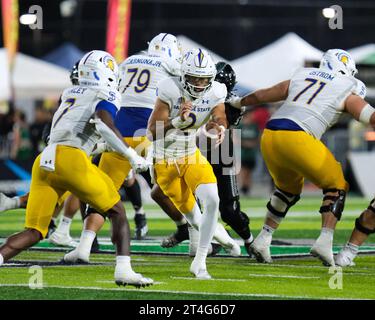 28. Oktober 2023: San Jose State Spartans Quarterback Chevan Cordeiro #2 gibt den Ball während des NCAA-Fußballspiels zwischen den University of Hawaii Warriors und den San Jose St. ab Spartans im Clarence T.C. Ching Complex in Honolulu, Hawaii. Glenn Yoza/CSM Stockfoto