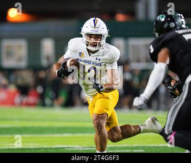 28. Oktober 2023: San Jose State Spartans Running Back Kairee Robinson #32 spielt den Ball während des NCAA-Fußballspiels zwischen den University of Hawaii Warriors und der San Jose St. Spartans im Clarence T.C. Ching Complex in Honolulu, Hawaii. Glenn Yoza/CSM Stockfoto