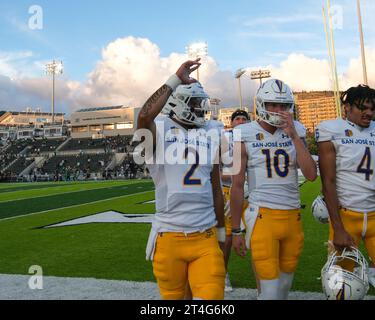 28. Oktober 2023: San Jose State Spartans Quarterback Chevan Cordeiro #2 winkt seiner Familie vor dem NCAA-Football-Spiel zwischen den University of Hawaii Warriors und der San Jose St. Spartans im Clarence T.C. Ching Complex in Honolulu, Hawaii. Glenn Yoza/CSM Stockfoto