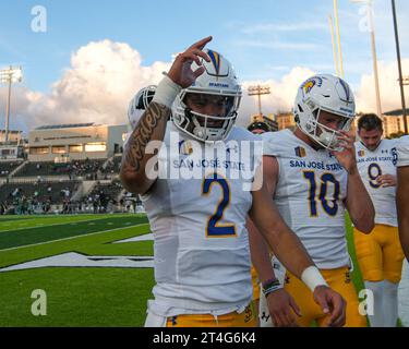 28. Oktober 2023: San Jose State Spartans Quarterback Chevan Cordeiro #2 winkt seiner Familie vor dem NCAA-Football-Spiel zwischen den University of Hawaii Warriors und der San Jose St. Spartans im Clarence T.C. Ching Complex in Honolulu, Hawaii. Glenn Yoza/CSM Stockfoto