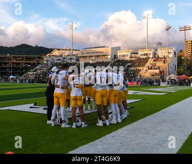 28. Oktober 2023: San Jose St. Offense trifft sich vor dem NCAA-Fußballspiel zwischen den University of Hawaii Warriors und den San Jose St. Spartans im Clarence T.C. Ching Complex in Honolulu, Hawaii. Glenn Yoza/CSM Stockfoto