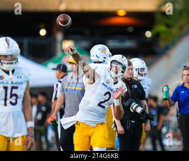 28. Oktober 2023: San Jose State Spartans Quarterback Chevan Cordeiro #2 wärmt sich vor dem NCAA-Football-Spiel zwischen den University of Hawaii Warriors und der San Jose St. auf Spartans im Clarence T.C. Ching Complex in Honolulu, Hawaii. Glenn Yoza/CSM Stockfoto