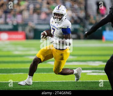 28. Oktober 2023: San Jose State Spartans Running Back Quali Conley #7 spielt den Ball während des NCAA-Fußballspiels zwischen den University of Hawaii Warriors und der San Jose St. Spartans im Clarence T.C. Ching Complex in Honolulu, Hawaii. Glenn Yoza/CSM Stockfoto