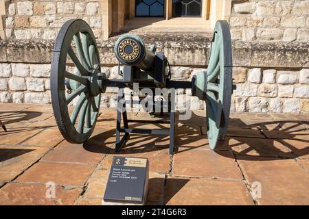 Waterloo-Batterie im Waterloo-Kaserne Tower of London, mit gefangener französischer Kanone aus der Schlacht von Waterloo im Jahr 1815, London, England, Großbritannien Stockfoto