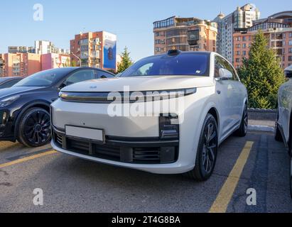 Almaty, Kasachstan - 18. August 2023: Ein weißer Li Auto L9 parkt auf dem Parkplatz. Elektroauto Stockfoto