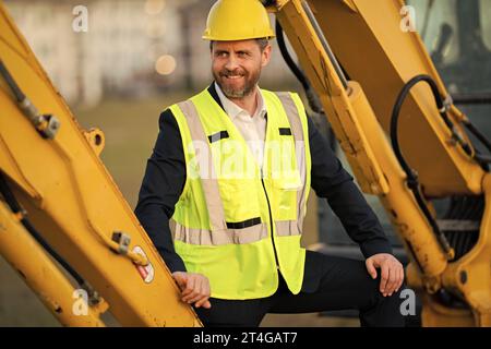 Buider-Mann in Anzug und Schutzhelm. Bauinvestor. Geschäftsmann-Investor vor der Baustelle. Erfolgreicher Investor. Ein hübscher Mann im Anzug Stockfoto