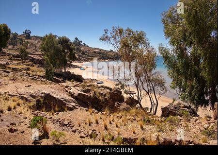 Malerischer Blick auf den Strand auf der Insel Taquile am Titicacasee Stockfoto