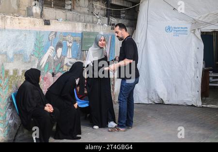 Gaza, Palästina. 30. Oktober 2023. Verwandte der Al-Kurd-Familie trauern acht der Familienmitglieder wurden bei einem israelischen Luftangriff in Rafah im südlichen Gazastreifen getötet, während der anhaltenden Kämpfe zwischen Israel und der palästinensischen Gruppe Hamas. Tausende von Zivilisten, sowohl Palästinenser als auch Israelis, sind seit dem 7. Oktober 2023 gestorben, nachdem palästinensische Hamas-Militante im Gazastreifen in den Süden Israels einmarschierten, bei einem beispiellosen Angriff, der einen Krieg auslöste, den Israel gegen die Hamas mit Vergeltungsbomben auf Gaza erklärt hatte. (Foto: Ahmed Zakot/SOPA Images/SIPA USA) Credit: SIPA USA/Alamy Live News Stockfoto