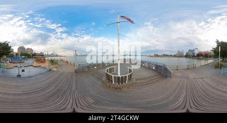 360 Grad Panorama Ansicht von New York, NY, USA - 27. Oktober 2023: 360 gleichwertiges Foto Pier 51 im Hudson River Park