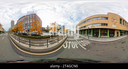 360 Grad Panorama Ansicht von New York, NY, USA - 27. Oktober 2023: Shops at Pier 57 New York. 360 gleicheckiges Foto