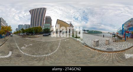 360 Grad Panorama Ansicht von New York, NY, USA - 27. Oktober 2023: Chelsea Piers New York. 360 äquirechteckiges VR-Foto