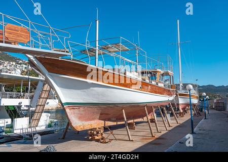 Weißes Boot auf Ständen während der Lagerung im Hafen während der kalten Jahreszeit. Stockfoto