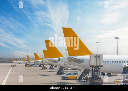 Passagierflugzeuge stehen auf Parkplätzen, Schwänze sehen blaue Himmelswolken Zirrus Stockfoto