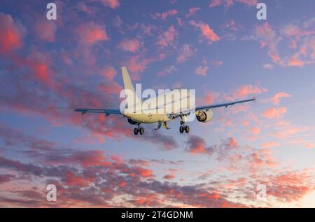 Schöner Panoramahintergrund mit fliegendem Flugzeug rosa-rote Farbe des Wolkenhimmels. Passagierflugzeug mit freigewordenem Fahrwerk hebt den Sonnenaufgang bei Sonnenuntergang ab. Stockfoto