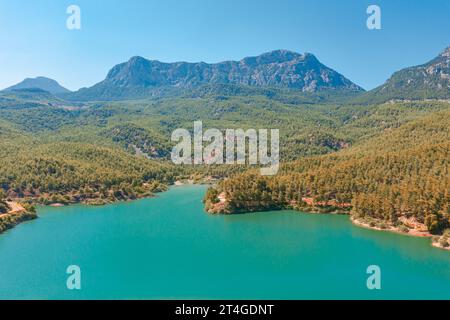 Blick aus der Vogelperspektive auf das Hochgebirge des Nationalparks. Holzsee-Reservoir-Wald zwischen felsigen Bergen und Gipfeln Stockfoto