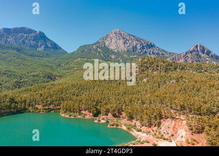 Blick aus der Vogelperspektive auf das Hochgebirge des Nationalparks. Holzsee-Reservoir-Wald zwischen felsigen Bergen und Gipfeln Stockfoto