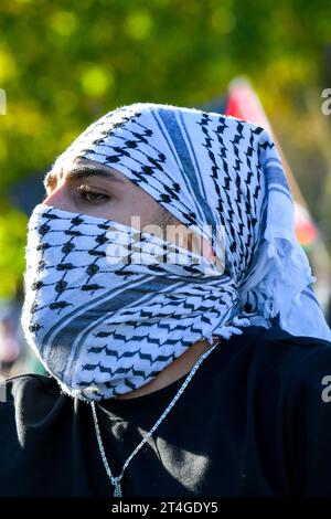 In Montreal hat sich eine Vielzahl von Demonstranten solidarisch mit den Palästinensern verbündet und inbrünstig zu einem dringenden Waffenstillstand in Gaza aufgerufen. Samstag, 28. Oktober 2023 Stockfoto