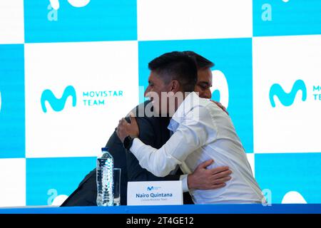 Bogota, Kolumbien. 30. Oktober 2023. Alfonso Gomez, CEO von Telefonica Hispam, umarmt den Radfahrer Nairo Quintana während einer Pressekonferenz, die am 30. oktober 2023 seine Rückkehr zum Movistar Cycling Team in Bogota, Kolumbien, ankündigte. Foto: Chepa Beltran/Long Visual Press Credit: Long Visual Press/Alamy Live News Stockfoto