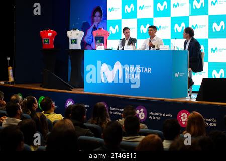 Bogota, Kolumbien. 30. Oktober 2023. Alfonso Gomez, CEO von Telefonica Hispam (L), Radfahrer Nairo Quintana (C) und Fabian Hernandez, CEO von Movistar Colombia (R), sprechen während einer Pressekonferenz und kündigen die Rückkehr zum Movistar Cycling Team am 30. oktober 2023 in Bogota, Kolumbien, an. Foto: Chepa Beltran/Long Visual Press Credit: Long Visual Press/Alamy Live News Stockfoto