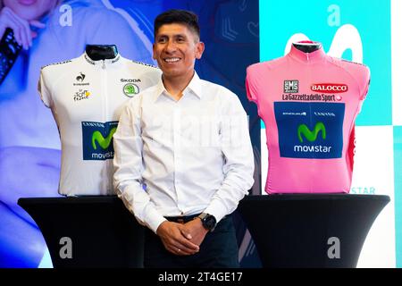 Bogota, Kolumbien. 30. Oktober 2023. Der kolumbianische Radrennfahrer Nairo Quintana posiert mit den Uniformen des Movistar-Teams während einer Pressekonferenz, die am 30. oktober 2023 in Bogota, Kolumbien, die Rückkehr zum Movistar Cycling-Team ankündigte. Foto: Chepa Beltran/Long Visual Press Credit: Long Visual Press/Alamy Live News Stockfoto
