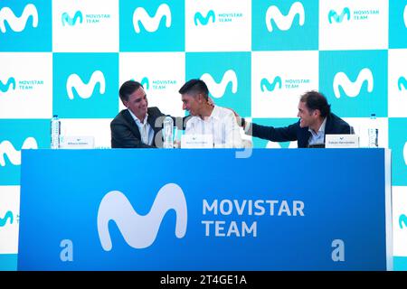 Bogota, Kolumbien. 30. Oktober 2023. Alfonso Gomez, CEO von Telefonica Hispam (L), Radfahrer Nairo Quintana (C) und Fabian Hernandez, CEO von Movistar Colombia (R), sprechen während einer Pressekonferenz und kündigen die Rückkehr zum Movistar Cycling Team am 30. oktober 2023 in Bogota, Kolumbien, an. Foto: Chepa Beltran/Long Visual Press Credit: Long Visual Press/Alamy Live News Stockfoto