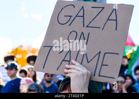 Geschrieben auf Französisch: Gaza, we love you.placard bei einer Solidaritätsdemonstration mit Palästinensern, die zu einem dringenden Waffenstillstand in Gaza am 28. Oktober 2023 aufruft Stockfoto