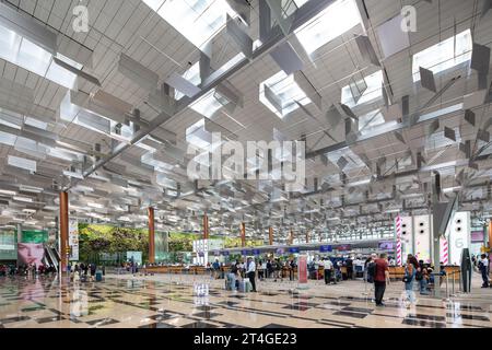 Das Changi Terminal 3 definiert das Flughafendesign neu – hier trifft beeindruckende Architektur auf Weltklasse-Komfort in einem der beliebtesten Reisezentren der Welt. Singapur. Stockfoto
