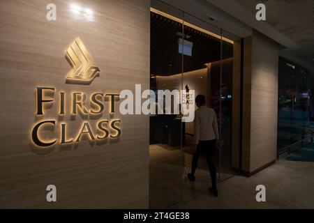 Eingang der First Class Lounge für High-End-Reisende zum Check-in, genießen Sie den Luxus-Service. Flughafen Singapur Changi Terminal 2. Stockfoto