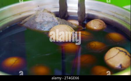 Nahaufnahme von Teeeiern, kochen mit Teesauce und Gewürzen. Teeei ist eine Art traditionelles taiwanesisches Essen Stockfoto