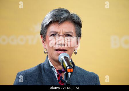 Bogota, Kolumbien. 30. Oktober 2023. Bogotas Bürgermeisterin Claudia Lopez während einer Pressekonferenz nach einem Treffen zwischen der Bürgermeisterin Claudia Lopez und dem designierten Bürgermeister Carlos Fernando Galan in Bogota, Kolumbien, am 30. oktober 2023. Foto: Chepa Beltran/Long Visual Press Credit: Long Visual Press/Alamy Live News Stockfoto