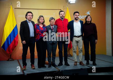 Bogota, Kolumbien. 30. Oktober 2023. Die Mitglieder der Übergangsteams von Claudia Lopez (CL) und Carlos Fernando Galan (CR) während einer Pressekonferenz nach einem Treffen zwischen der Bürgermeisterin der Bogota Claudia Lopez und dem gewählten Bürgermeister Carlos Fernando Galan, am 30. oktober 2023 in Bogota, Kolumbien. Foto: Chepa Beltran/Long Visual Press Credit: Long Visual Press/Alamy Live News Stockfoto