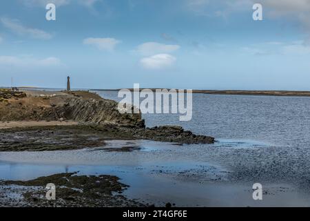 Blick von Fitzroy auf den Falkland-Inseln, Blick auf das Welsh Guards Memorial und den Anblick des Sinkens von Sir Galahad und Sir Tristram. Stockfoto