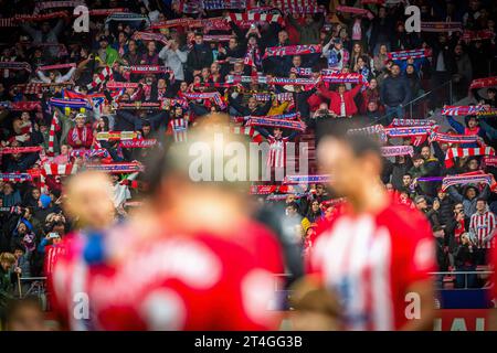 Madrid, Spanien. Oktober 2023. Atletico Madrid Fans spielten vor dem Fußballspiel der spanischen Meisterschaft La Liga EA Sports zwischen Atletico Madrid und Alaves im Metropolitano Stadion, Atletico Madrid 2:1 Alaves Credit: SOPA Images Limited/Alamy Live News Stockfoto