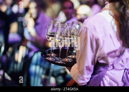 WEIN- UND Cocktailgläser in wunderschönem Licht und Tisch. Stockfoto